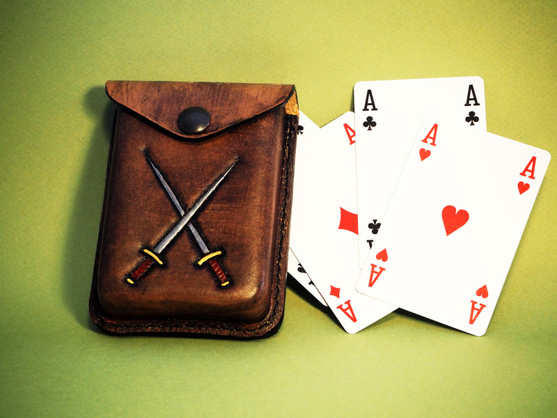 Spielkartenetui aus Leder nassgeformt mit zwei Degen punziert