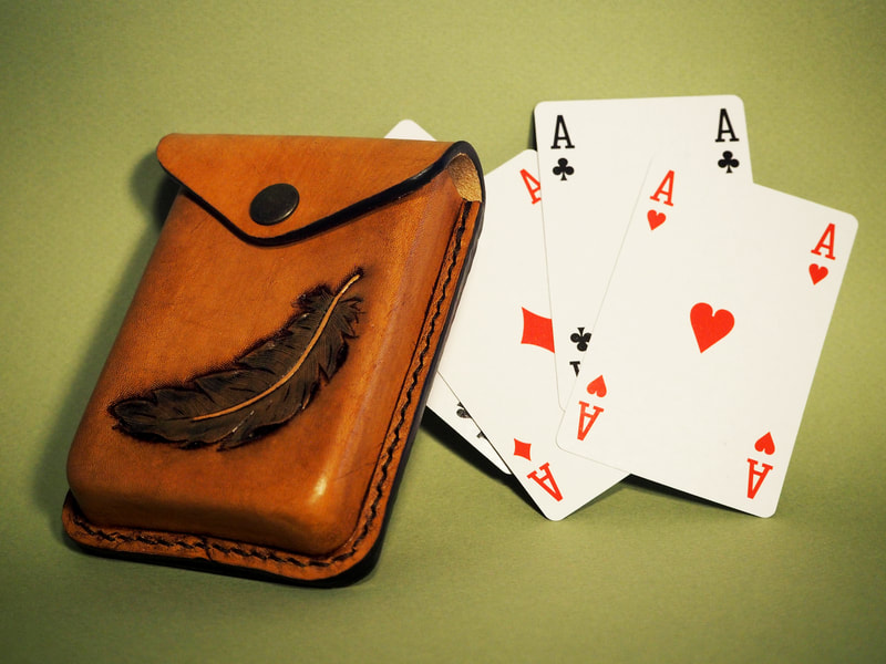 Spielkartenetui aus Leder mit punzierter Feder in blau