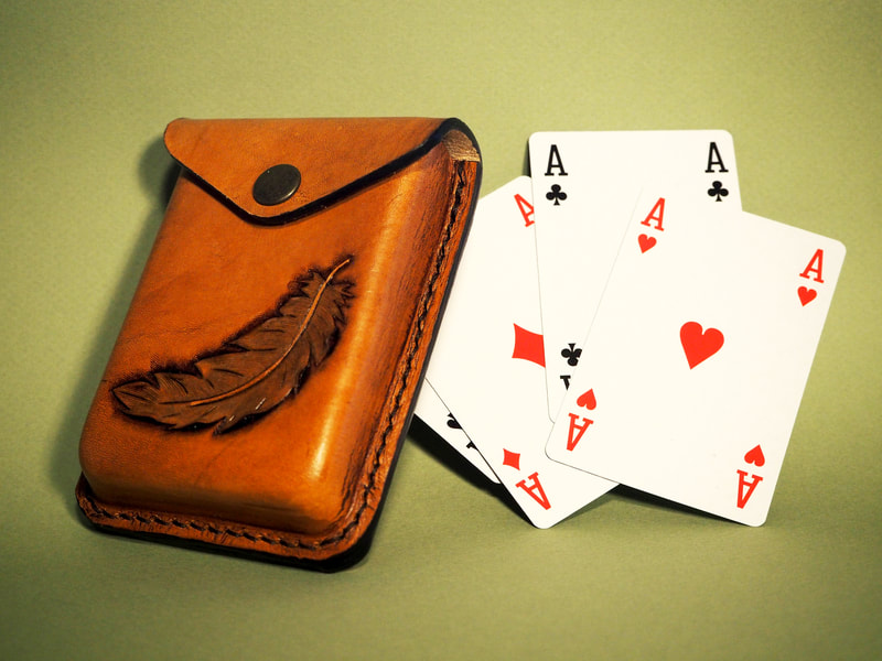 Spielkartenetui aus Leder mit punzierter Feder in braun