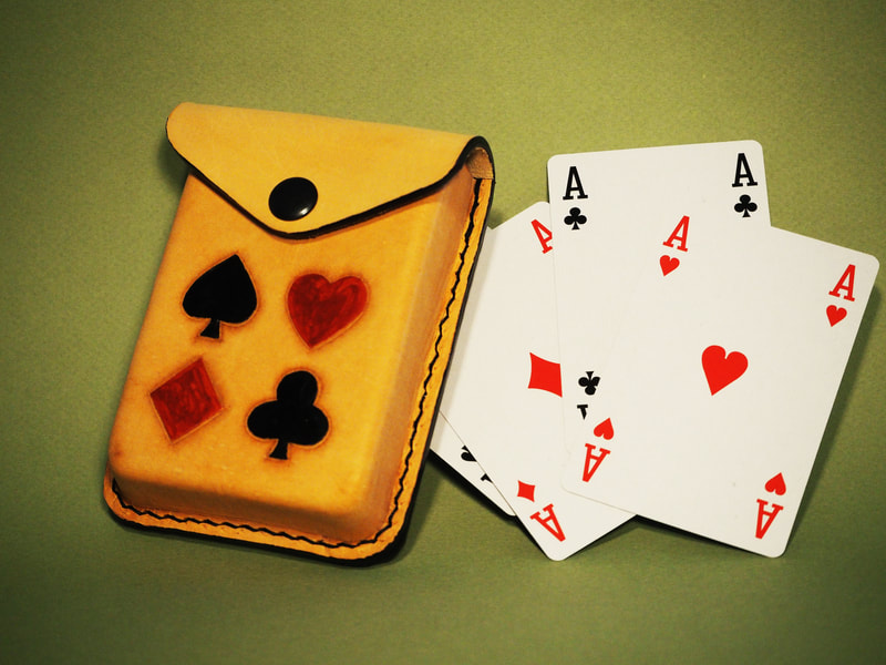 Spielkartenetui mit Herz, Schaufel, Ecken und Kreuz Motiv