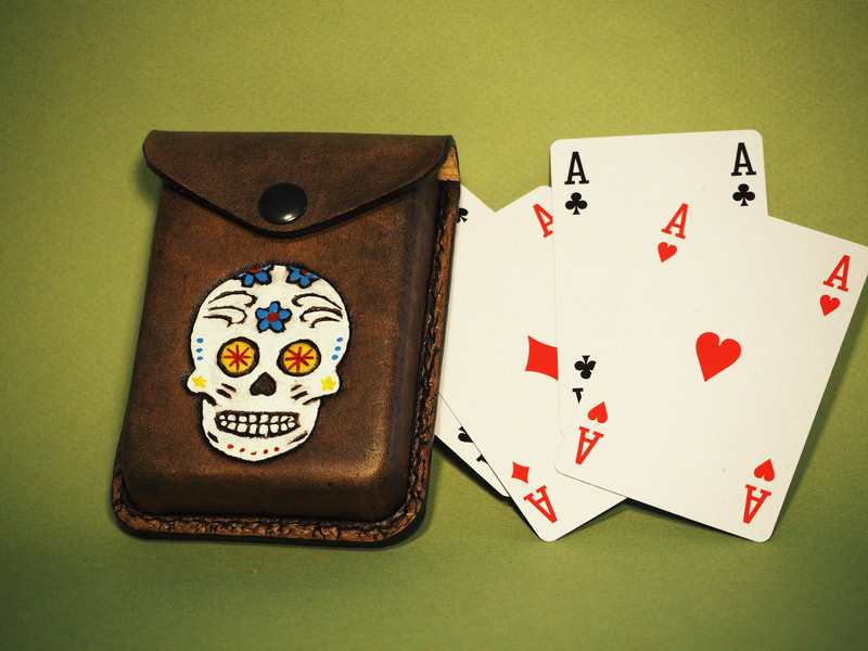 Spielkartenetui mit mexikanischem Totenkopf Motiv