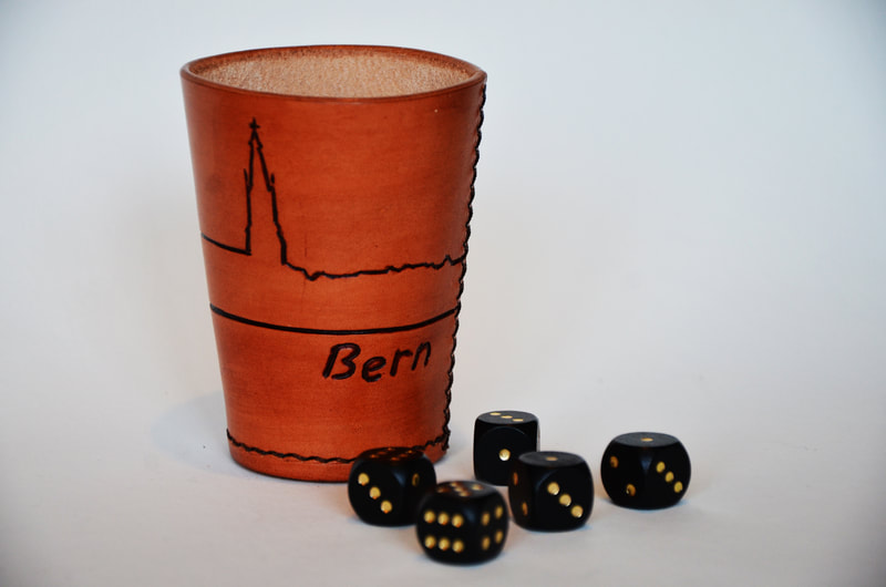 Würfelbecher Berner Skyline  Farbe cognac eingeritzt