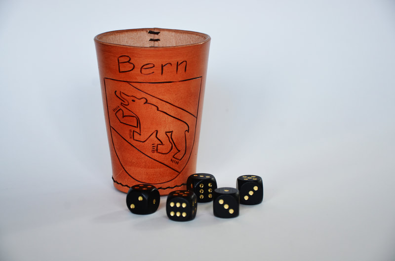 Würfelbecher Berner Wappen Farbe cognac eingeritzt