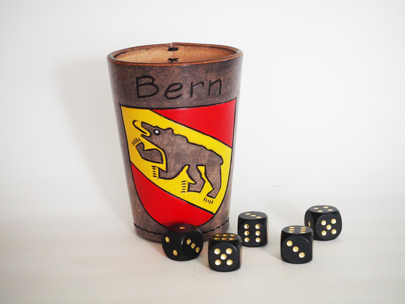 Würfelbecher Berner Wappen farbig. Becherfarbe dunkel braun eingeritzt