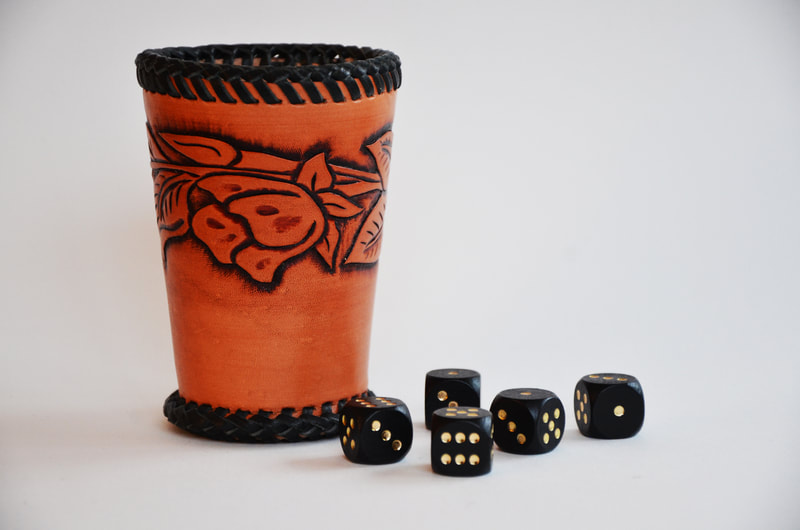 Würfelbecher aus Leder mit Blumenrand gross Punzierung und Flechtband umflochten.