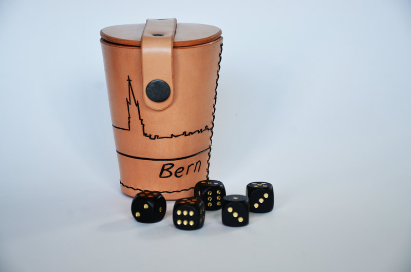 Würfelbecher aus Leder für Camping mit Deckel. Motiv Berner Skyline. Farbe natur.