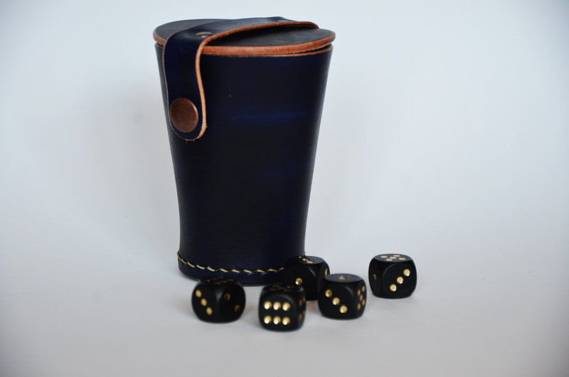 Würfelbecher aus Leder für Camping mit Deckel in blau.