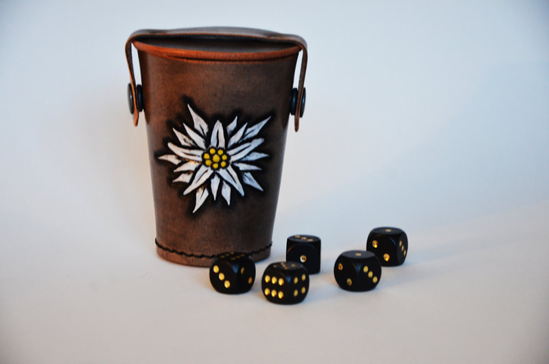 Würfelbecher aus Leder für Camping mit Deckel. Motiv Edelweiss.