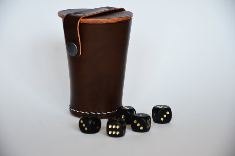 Würfelbecher aus Leder für Camping mit Deckel in braun.
