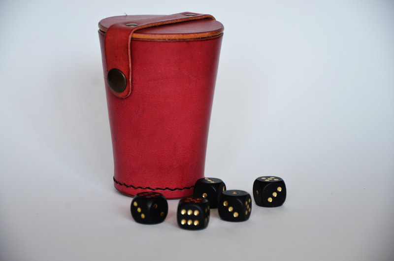 Würfelbecher aus Leder für Camping mit Deckel in rot.