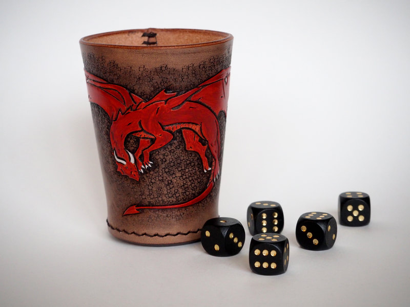 Würfelbecher aus Leder mit fliegendem Drachen. Speziell für Table-top und LARP.