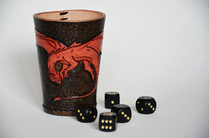 Würfelbecher aus Leder mit fliegendem Drachen. Speziell für Table-top und LARP.