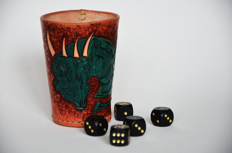 Würfelbecher aus Leder mit Drachenkopf. Speziell für Table-top und LARP.