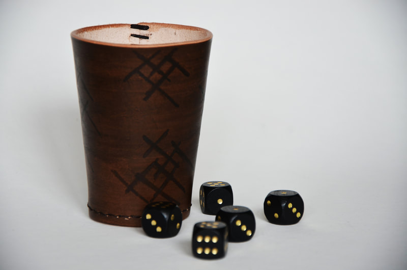 Würfelbecher aus Leder mit Linien Kreuz und Quer.