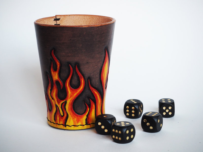 Würfelbecher mit Feuer Punzierung und Färbung
