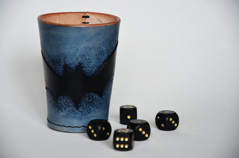 Würfelbecher aus Leder mit Fledermaus Motiv.