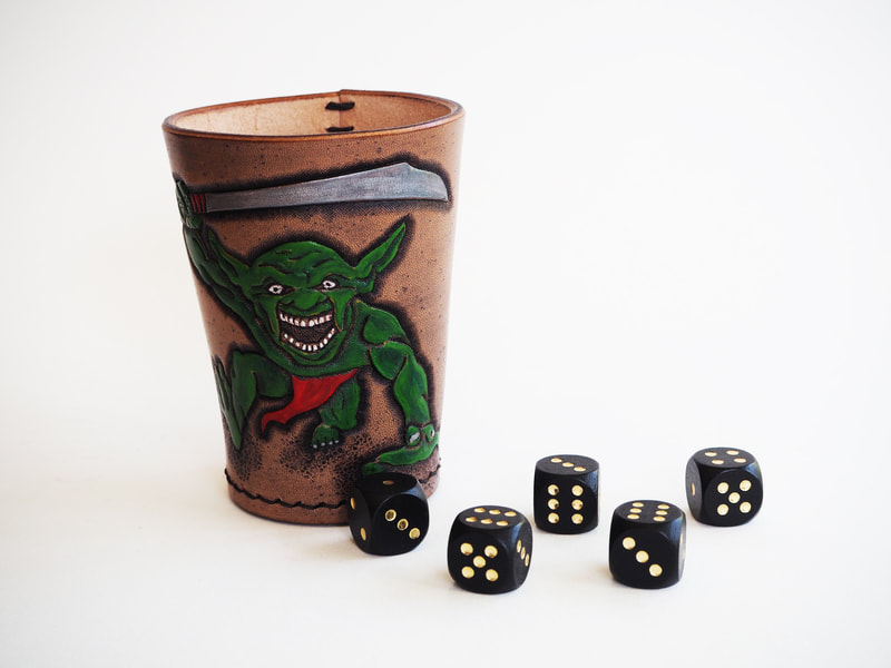 Würfelbecher aus Leder mit Goblin. Speziell für Table-top und LARP.