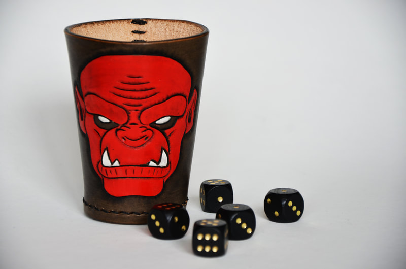 Würfelbecher aus Leder mit Goblinkopf. Speziell für Table-top und LARP.