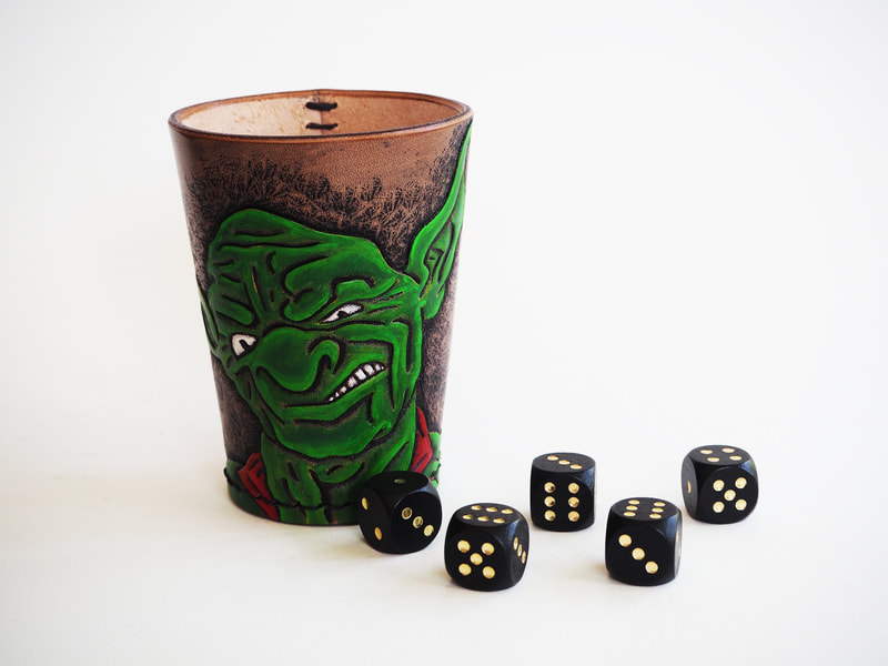 Würfelbecher aus Leder mit Kopf von Goblin. Speziell für Table-top und LARP.