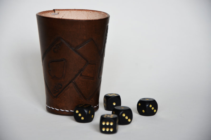 Würfelbecher aus Leder mit Jasskarten Motiv in braun.