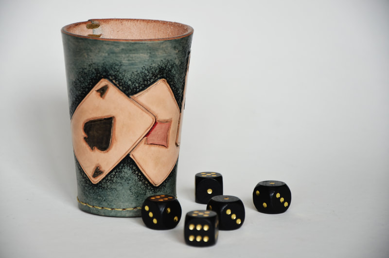Würfelbecher aus Leder mit Jasskarten Motiv in farbe.