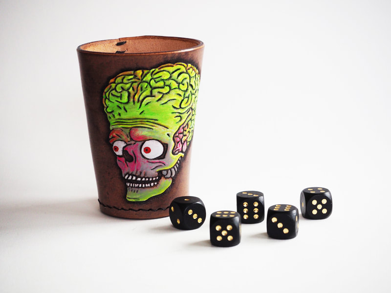 Würfelbecher mit Mars Attacks Ausserirdische punziert.