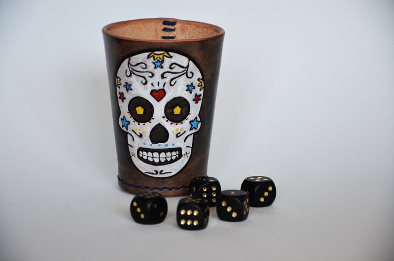 Würfelbecher aus Leder mit mexikanischem Totenkopf.