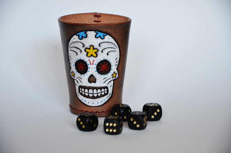 Würfelbecher aus Leder mit mexikanischem Totenkopf.