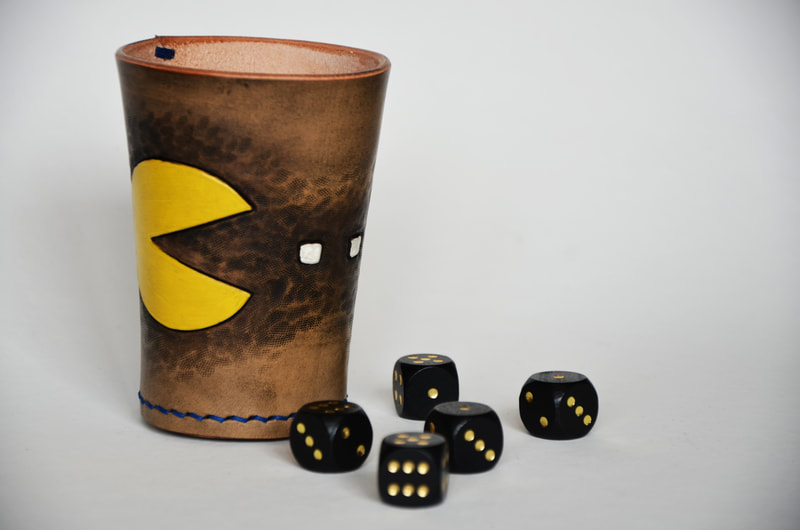 Würfelbecher aus Leder mit Pac-Man.