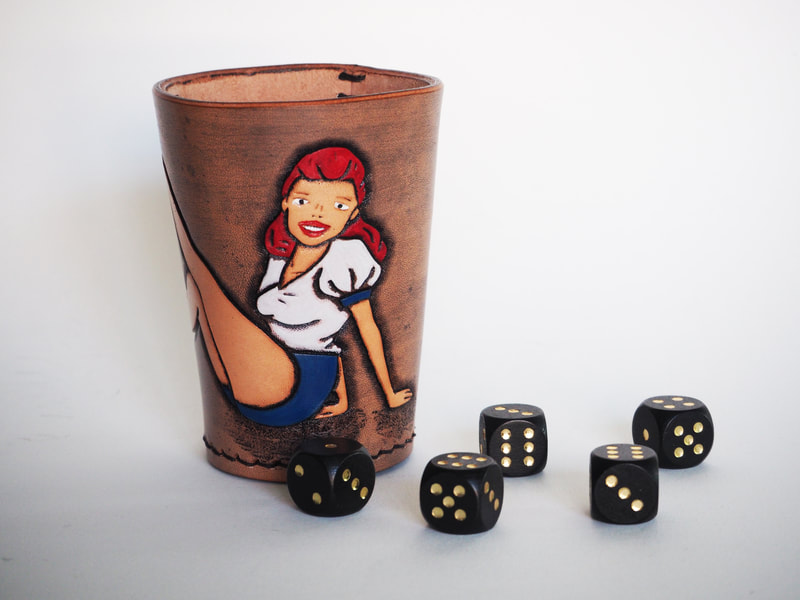 Würfelbecher aus Leder mit Pinup-Girl sitzend.