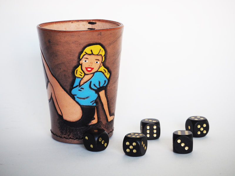 Würfelbecher aus Leder mit Pinup-Girl sitzend.