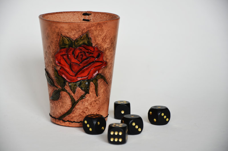 Würfelbecher aus Leder mit Rose auf vintage gemacht.