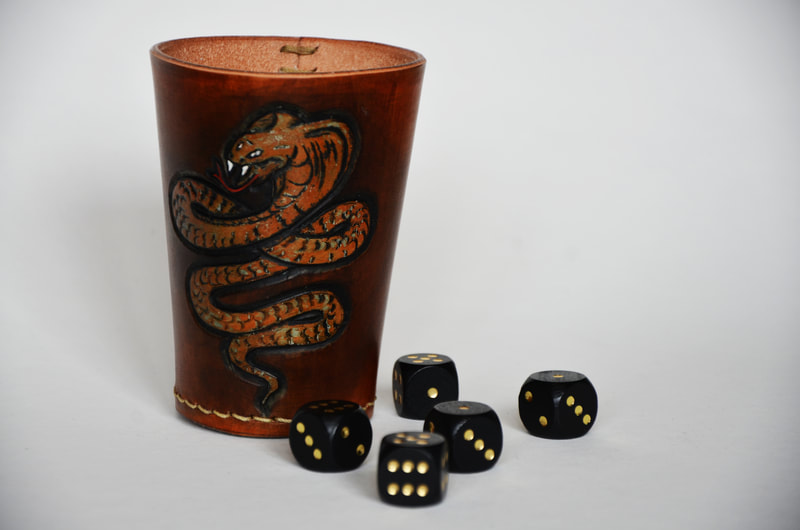 Würfelbecher aus Leder mit Schlange. Speziell für Table-top und LARP.