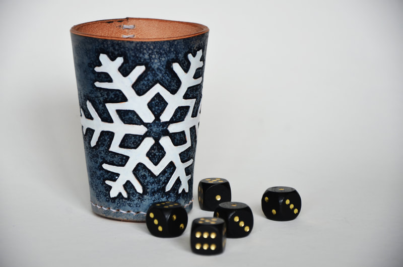 Würfelbecher aus Leder mit Schneeflocke.