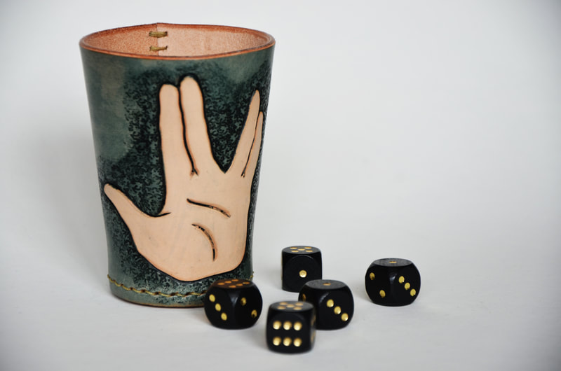 Würfelbecher aus Leder mit Star Trek Hand.