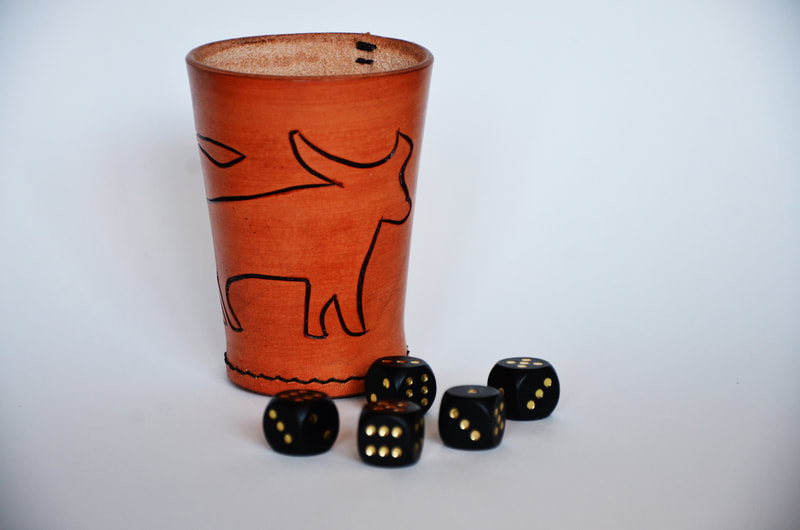 Würfelbecher aus Leder mit Sternzeichen Stier eingeschnitzt.