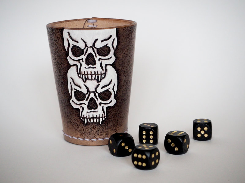 Würfelbecher aus Leder mit Totenköpfe übereinander. Speziell für Table-top und LARP.