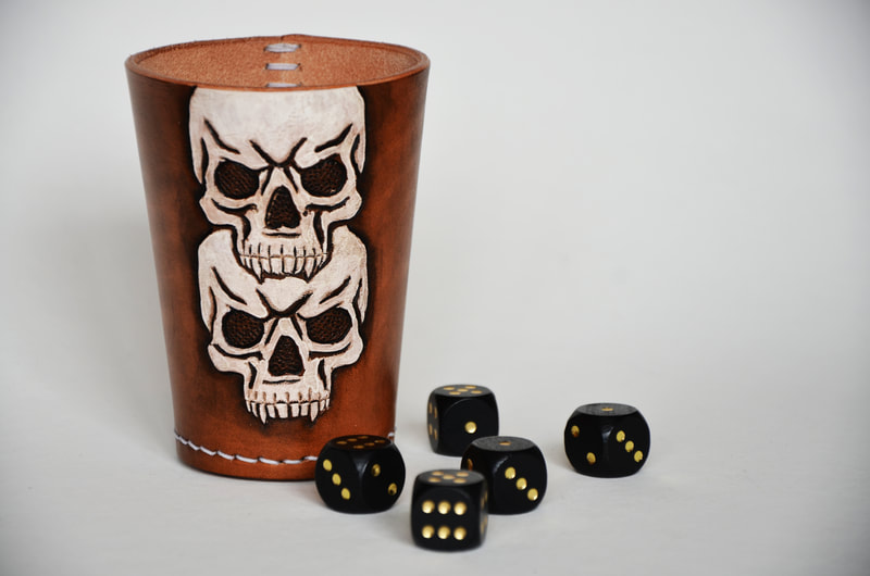 Würfelbecher aus Leder mit Totenköpfe übereinander. Speziell für Table-top und LARP.