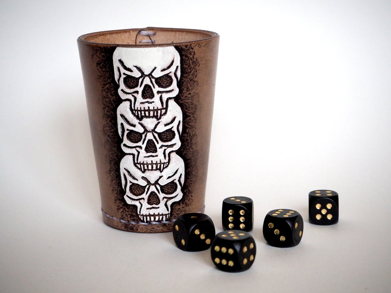 Würfelbecher aus Leder mit Totenköpfe übereinander. Speziell für Table-top und LARP.
