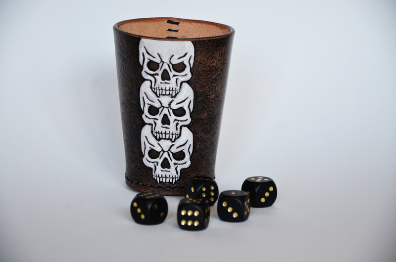 Würfelbecher aus Leder mit Totenköpfe übereinander. Speziell für Table-top und LARP.
