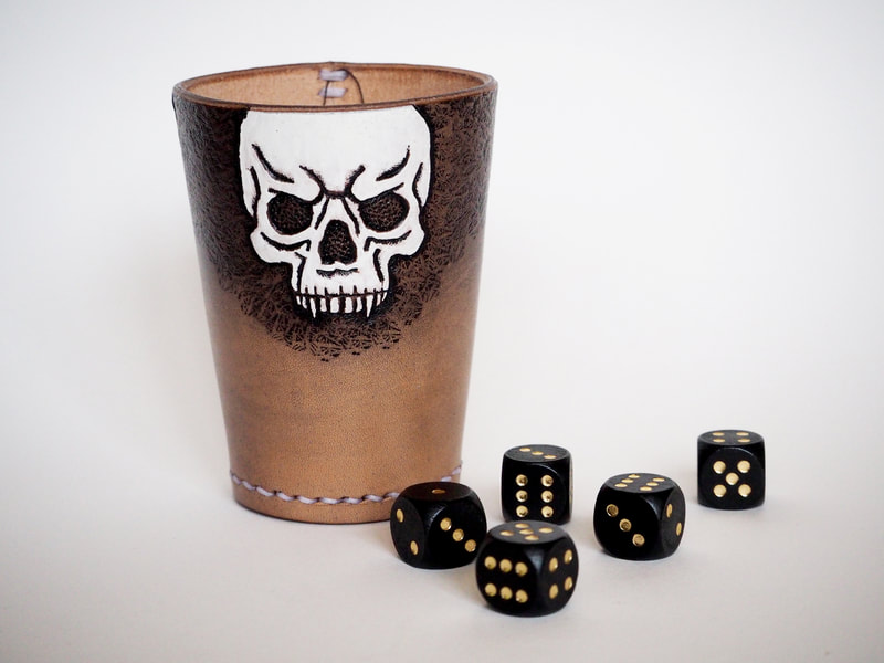 Würfelbecher aus Leder mit Totenköpfe. Speziell für Table-top und LARP.