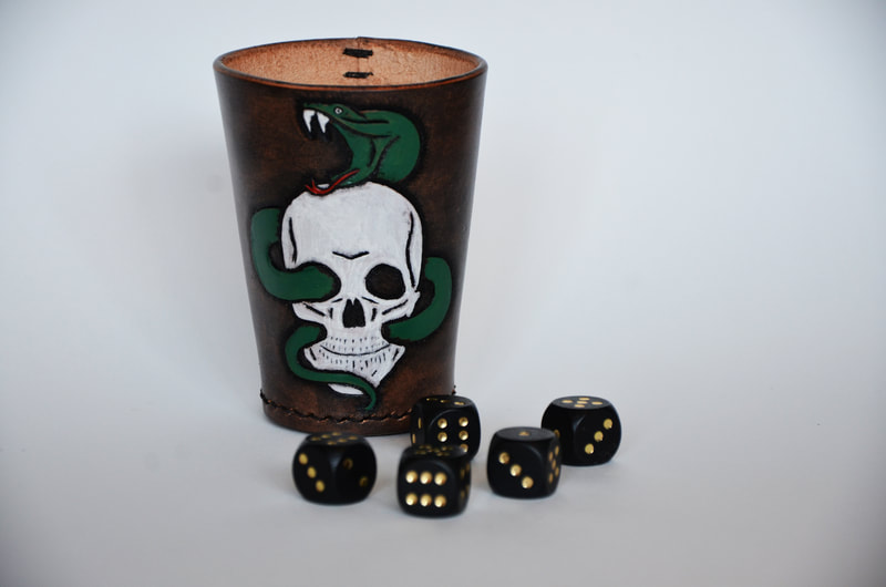 Würfelbecher aus Leder mit Totenkopf und Schlange aus Auge. Speziell für Table-top und LARP.