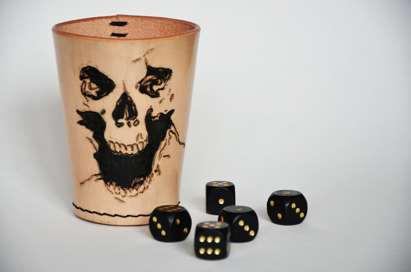Würfelbecher aus Leder mit Totenschädel. Speziell für Table-top und LARP.
