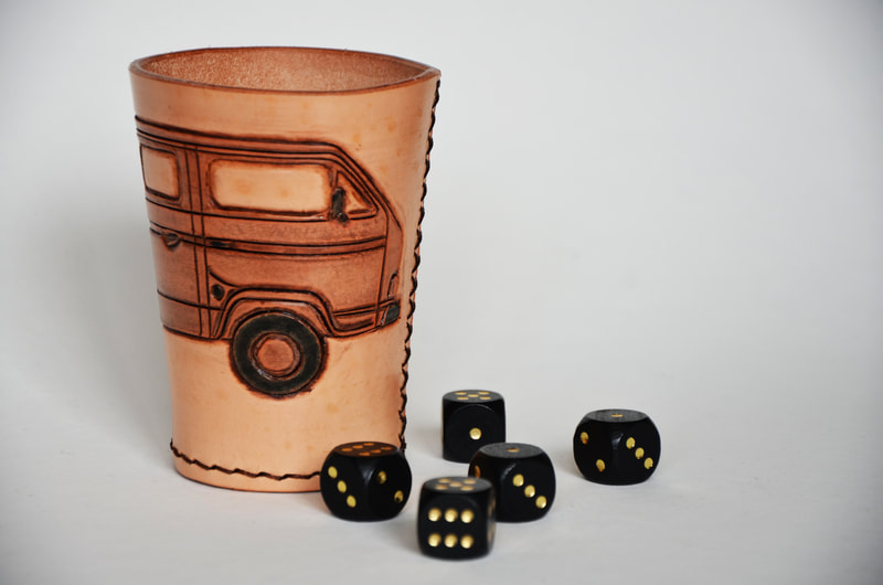 Würfelbecher aus Leder mit VW T3. Ein muss für jeden Camper.