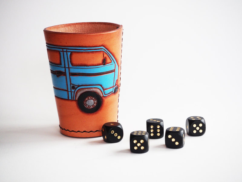 Würfelbecher aus Leder mit VW T3 in blau. Ein muss für jeden Camper.