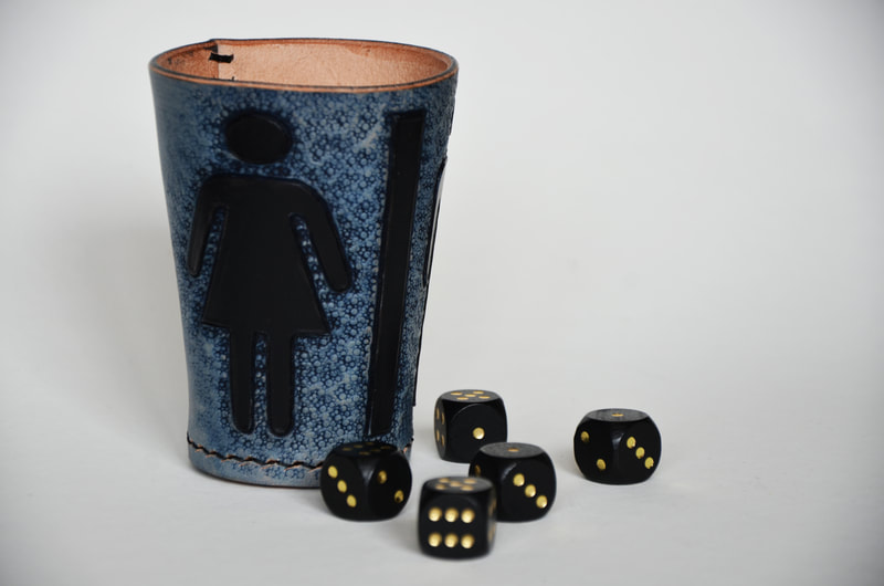 Würfelbecher aus Leder mit WC-Zeichen Motiv.